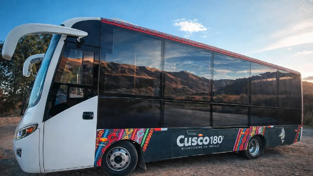 Bus panorámico en la ciudad del cusco