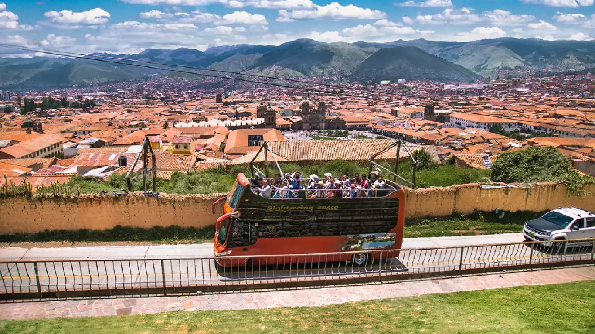 Bus panorámico en la ciudad del cusco